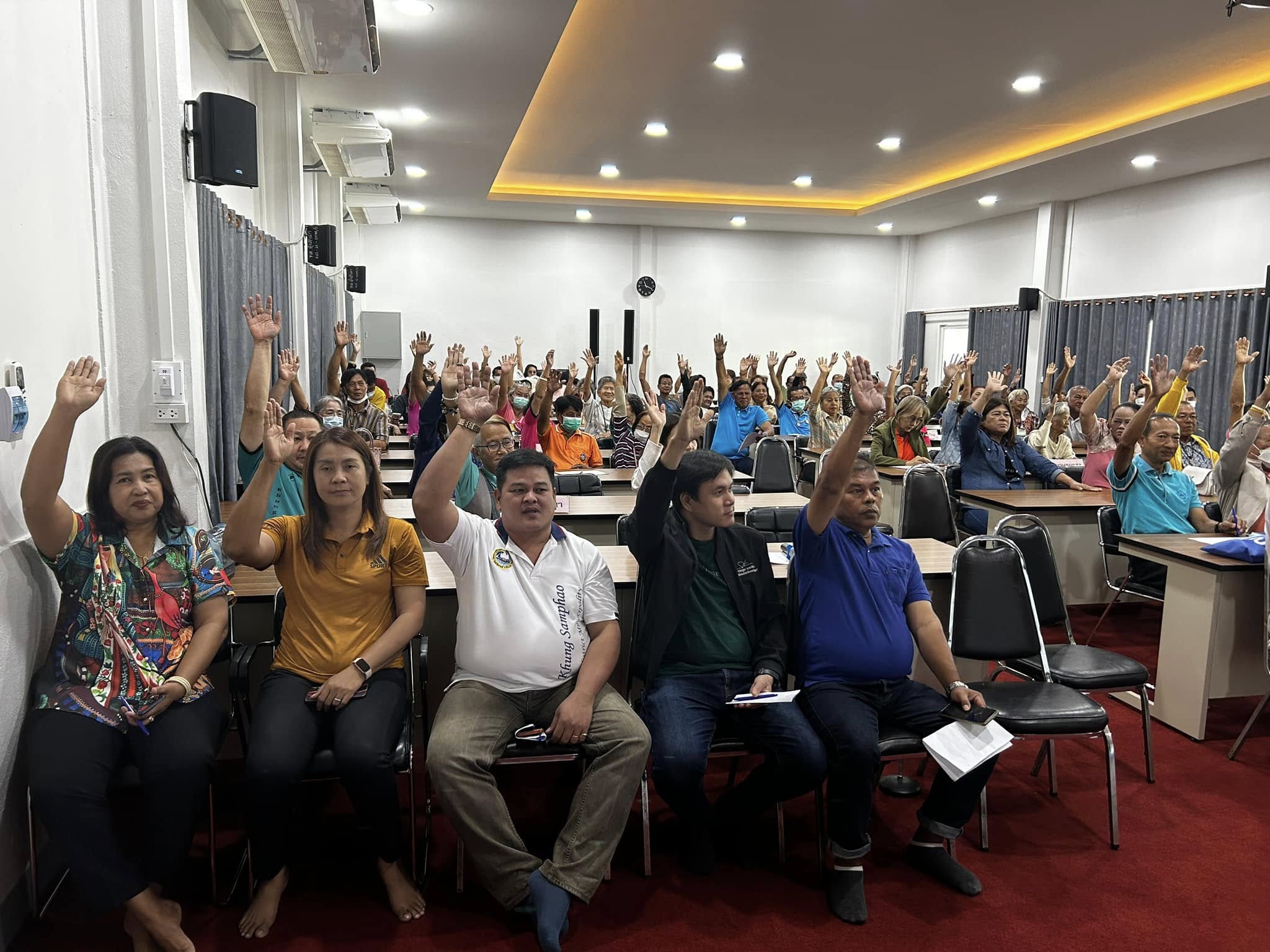 ผู้บรรยายกำลังพูดและประชาชนรับฟัง